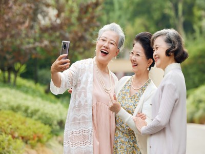 摄图网_506948318_老年女性聚会手机自拍(仅交流学习使用)(1)